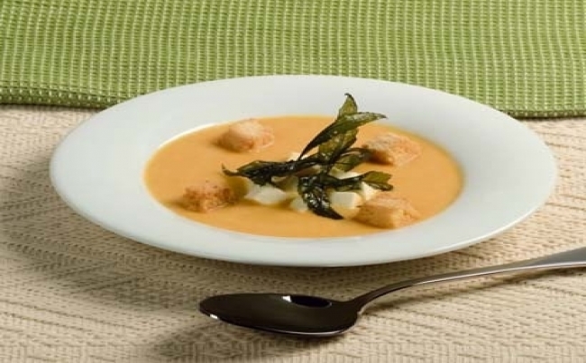 Crema de zapallos con huacatay frito